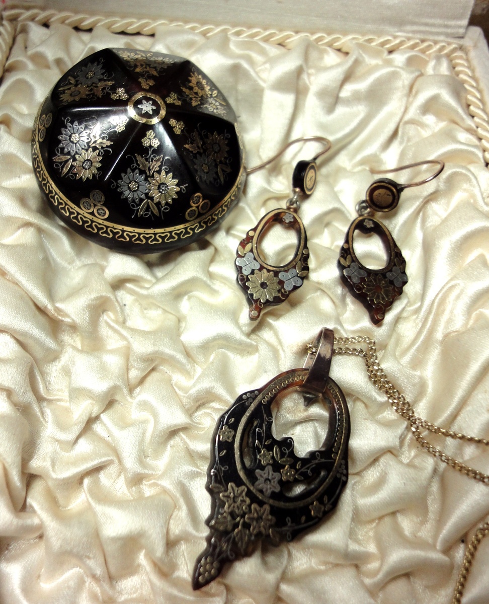 PIQUE SET; earrings and pendant