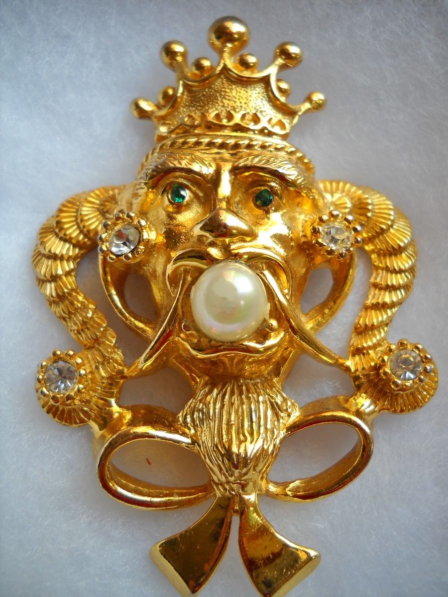 CASTLECLIFF SEA KING PENDANT - Costume Jewelry