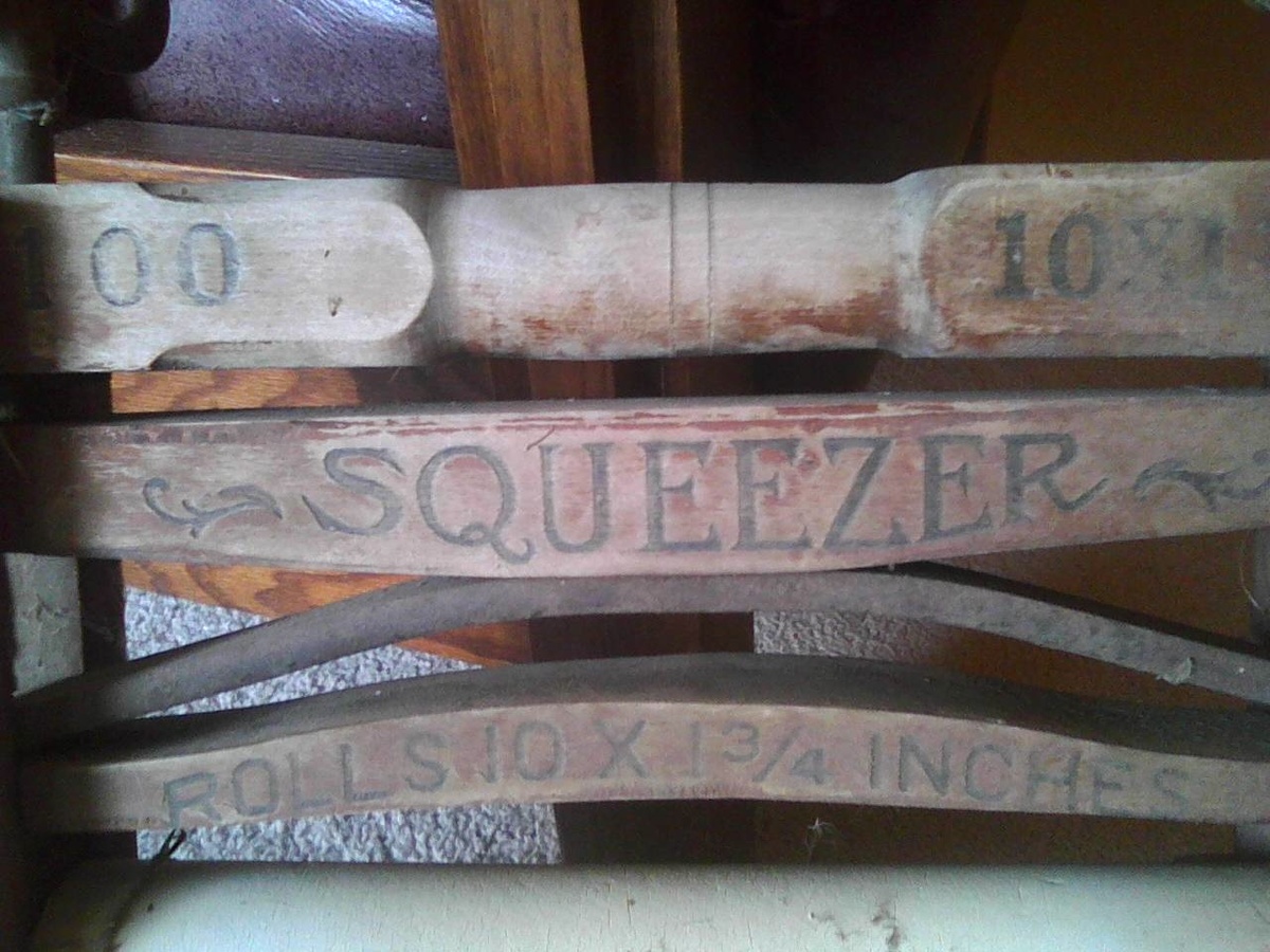 American Wringer Company- Squeezer Wringer