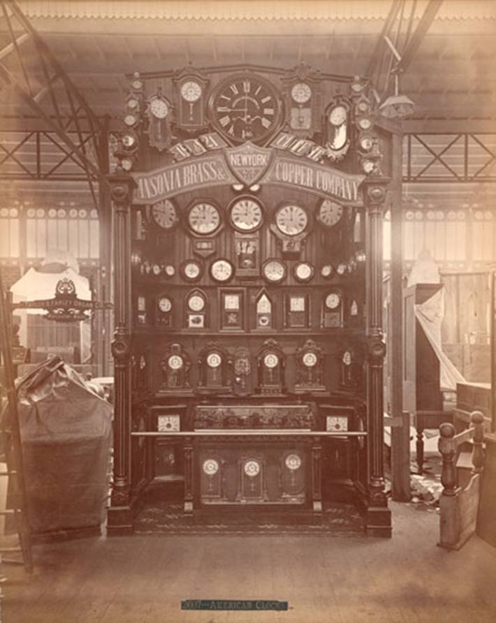 JUST LOOK AT ALL THEM CLOCKS!!!