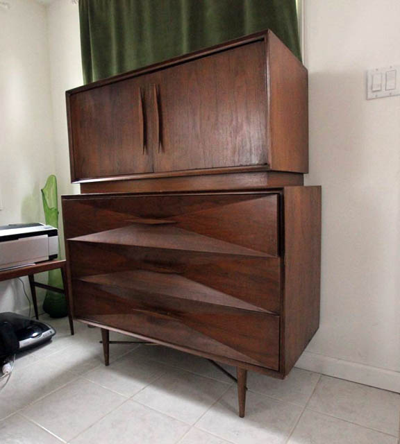 Mid-century modern dresser - pls help identify manufacturer