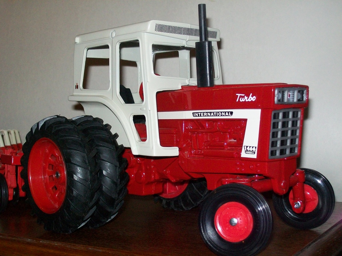 1972 Ertl International 1466 with plow - Model Cars