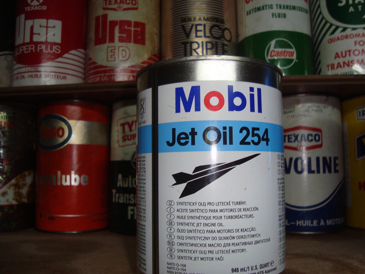 moto master 1 gallon  can  and more  - Petroliana