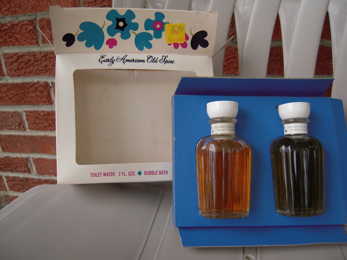 Early American Old Spice Toilet and Bubble Bath Set