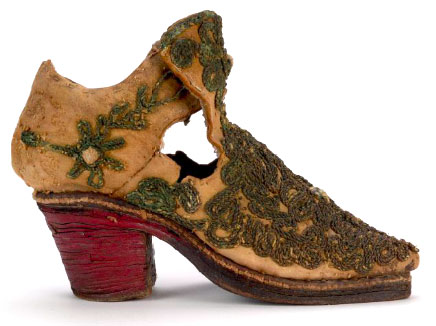 Im späten 17.Jahrhundert verwendeten Herrenschuhe Fersen aus persischen Reitstiefeln, wie der Stiefel dieses Jungen mit einem gestapelten Lederabsatz. Mit freundlicher Genehmigung des Bata Shoe Museum.