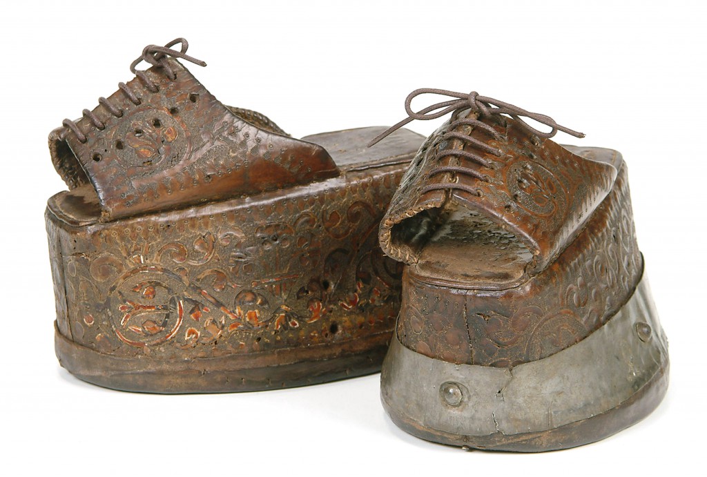  această pereche de chapins, versiunea spaniolă a chopines, are platforme de plută acoperite cu piele elaborată. Pentru imagine, multumim Muzeul pantofilor Bata.
