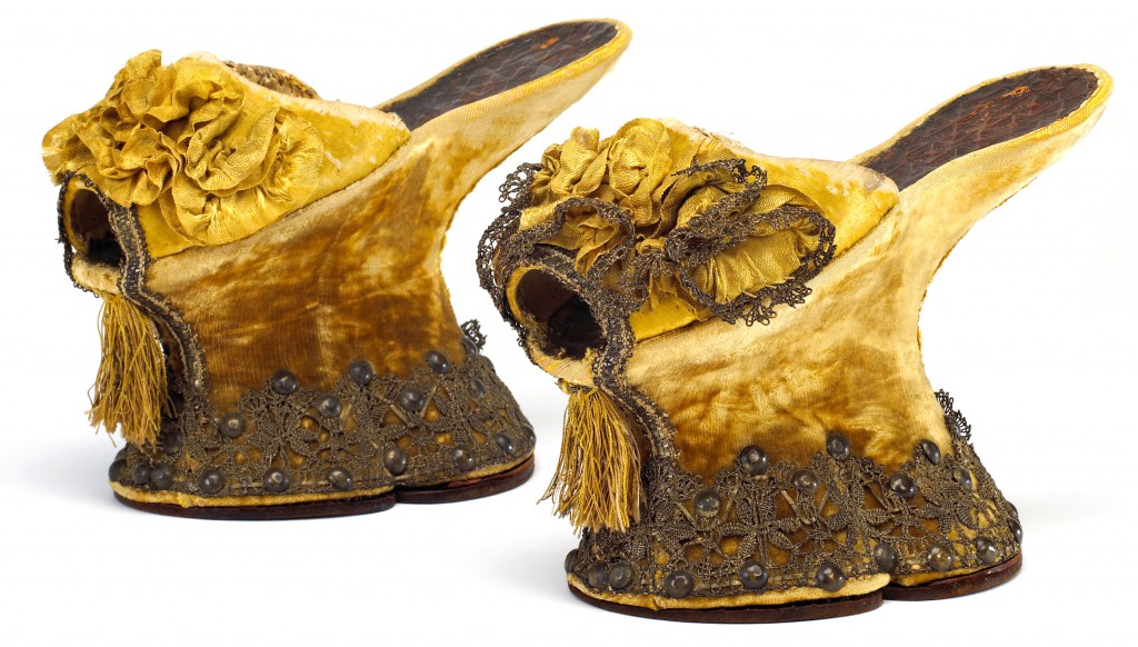  în secolul al 16-lea, femeile Venețiene din clasa superioară ar fi purtat chopine elegante ca această pereche de pantofi acoperiți cu catifea, care au fost concepute în mod explicit ca modă de lux (circa 1580-1620). Prin amabilitatea Muzeului de Pantofi Bata.